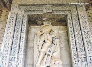 चित्तौड़गढ़ दुर्ग के मंदिर – मीरा बाई की भक्ति स्थली कुम्भास्वामी मंदिर में वराह मूर्ति