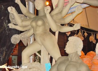 प्रसिद्ध कुमारतुली कोलकाता के दक्ष मूर्तिकार दुर्गा मूर्ति कुमारतुली कोलकाता