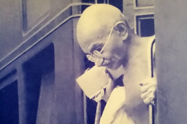 गाँधी जी रेल से यात्रा करते थे 