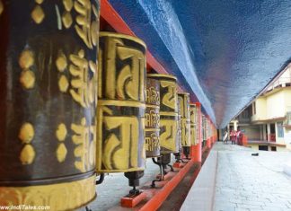 गंगटोक सिक्किम की राजधानी के सर्वोत्तम दर्शनीय स्थल गंगटोक के बौद्ध मठ के प्रार्थना चक्र