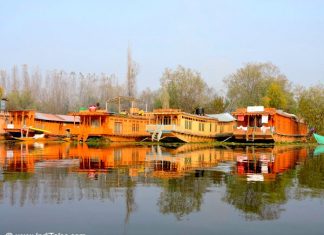 कश्मीर के हाउसबोट- सरोवर में तैरते घर का एक अनुभव काश्मीर के नागिन सरोवर पर तैरते हाउसबोट