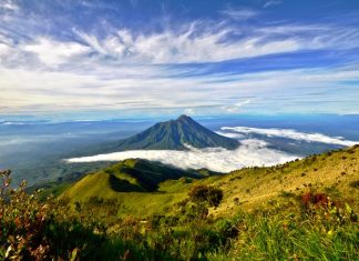 इंडोनेशिया के जावा द्वीप पर पवित्र मेरापी पर्वत का भ्रमण मेरापी पर्वत ज्वालामुखी