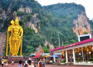 बाटु गुफाएं एवं भव्य मुरुगन मूर्ति – मलेशिया के कुआला लम्पूर के पास बाटु गुफा के समुख भव्य मुरुगन मूर्ति