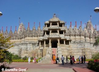 रणकपुर का जैन मंदिर उदयपुर से एक-दिवसीय यात्रा चौमुखा जैन मंदिर - रणकपुर