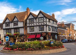 स्ट्रैटफोर्ड-अपॉन-एवन शेक्सपीयर की नगरी में पदभ्रमण स्ट्रैटफोर्ड-अपॉन-एवन शेक्सपीयर की नगरी