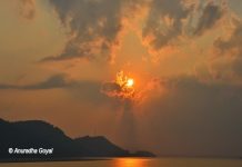 गुवाहाटी, असम – उत्तर पूर्वीय भारत का प्रवेश द्वार गुवाहाटी - ब्रम्हपुत्र नदी पर सूर्यास्त