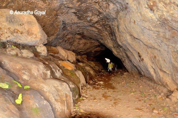 गुफाओं के बीच से जाती सुरंग - रामगढ 