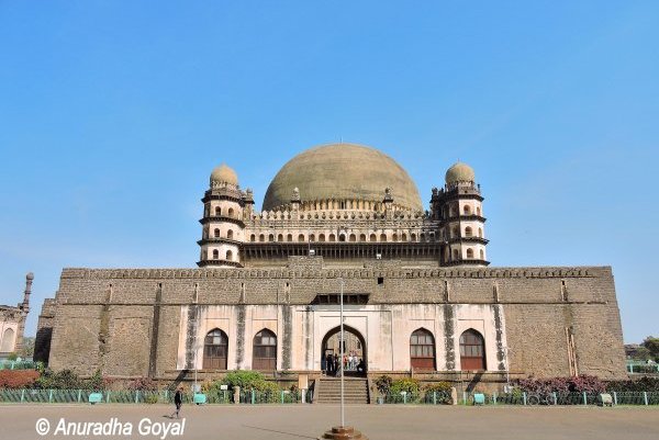Frontal view of Gol Gumbaz