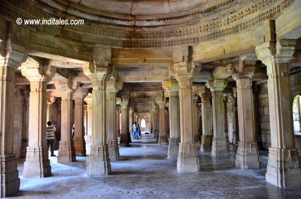 Pillars inside Sahar Ki Masjid Champaner