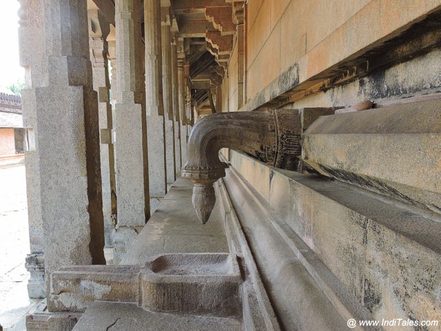 Narrow walking path around the temple - Thousand Pillar Temple