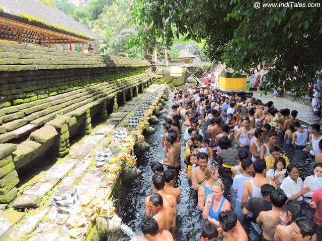 पुरा तीर्थ एम्पुल में पवोत्र स्नान करते हुए श्रद्धालु - बाली इंडोनेशिया 