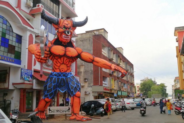 गोवा की गलियों में नरकासुर का पुतला 