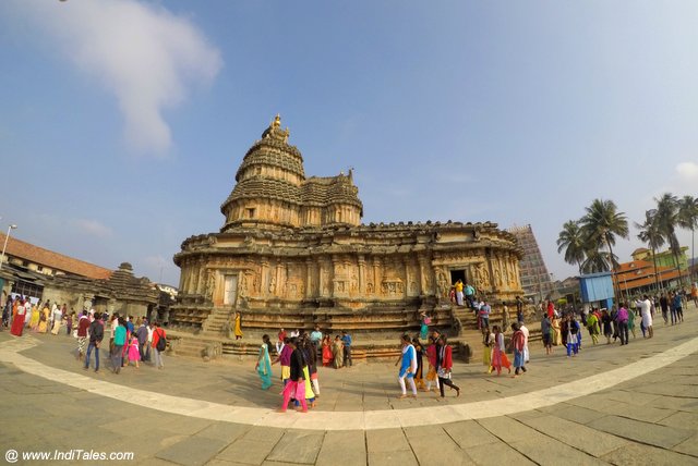 श्रृंगेरी विद्याशंकर मंदिर का तुंग नदी से दृश्य 