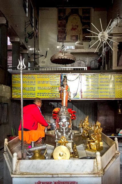 मनकामेश्वर मंदिर में चांदी के शिवलिंग