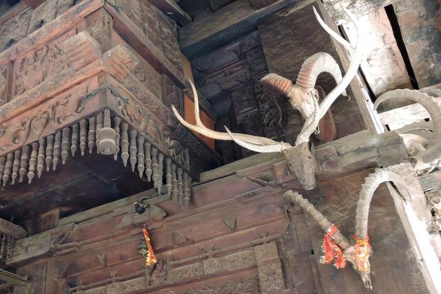 काष्ठ के मंदिर पे टंगे सींघ