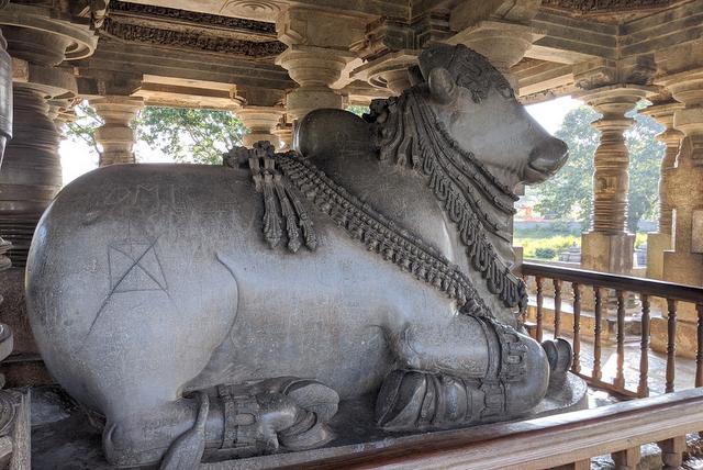 Giant Nandi sculpture, Halebeedu