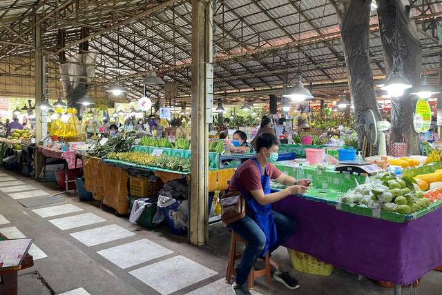Frutas e legumes no mercado flutuante Don Wai